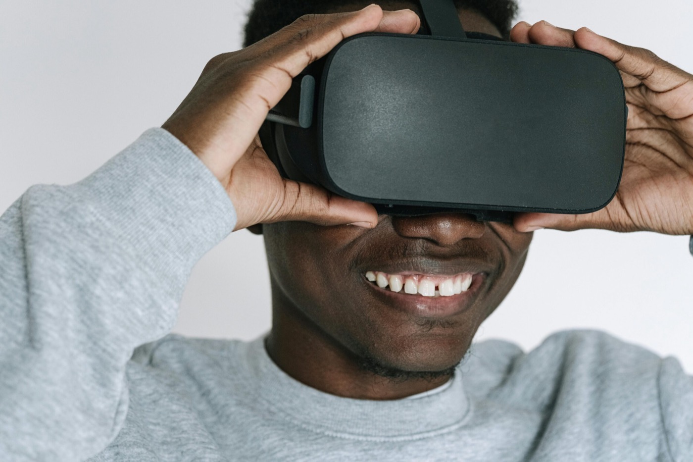 Lachende leerling met VR-bril